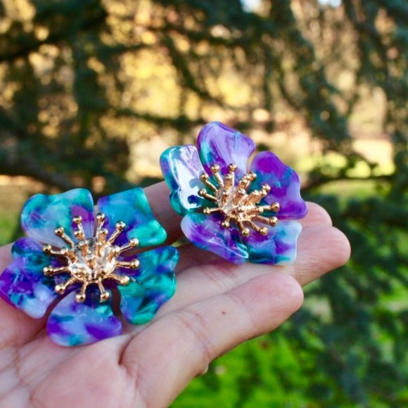 WowNYC Jewelry - Flowers in bloom Tortoise Big Gold Stud Earrings